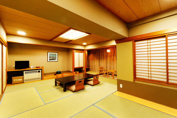 部屋の明かりがついている客室（和室）