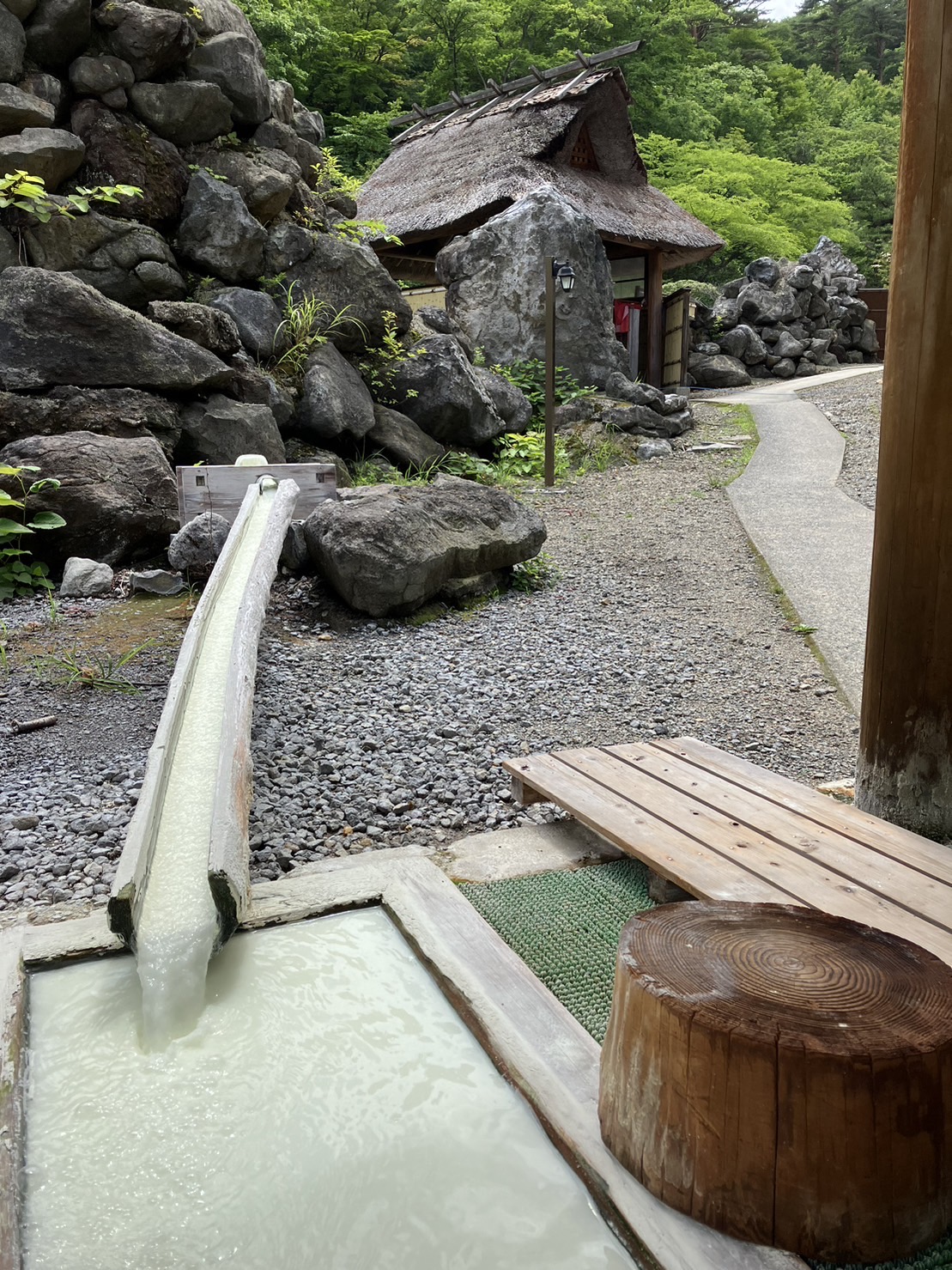 白濁硫黄温泉の「足湯」も人気のひとつです | 玉子湯（たまご湯）福島の秘湯 高湯温泉 旅館【公式サイト】